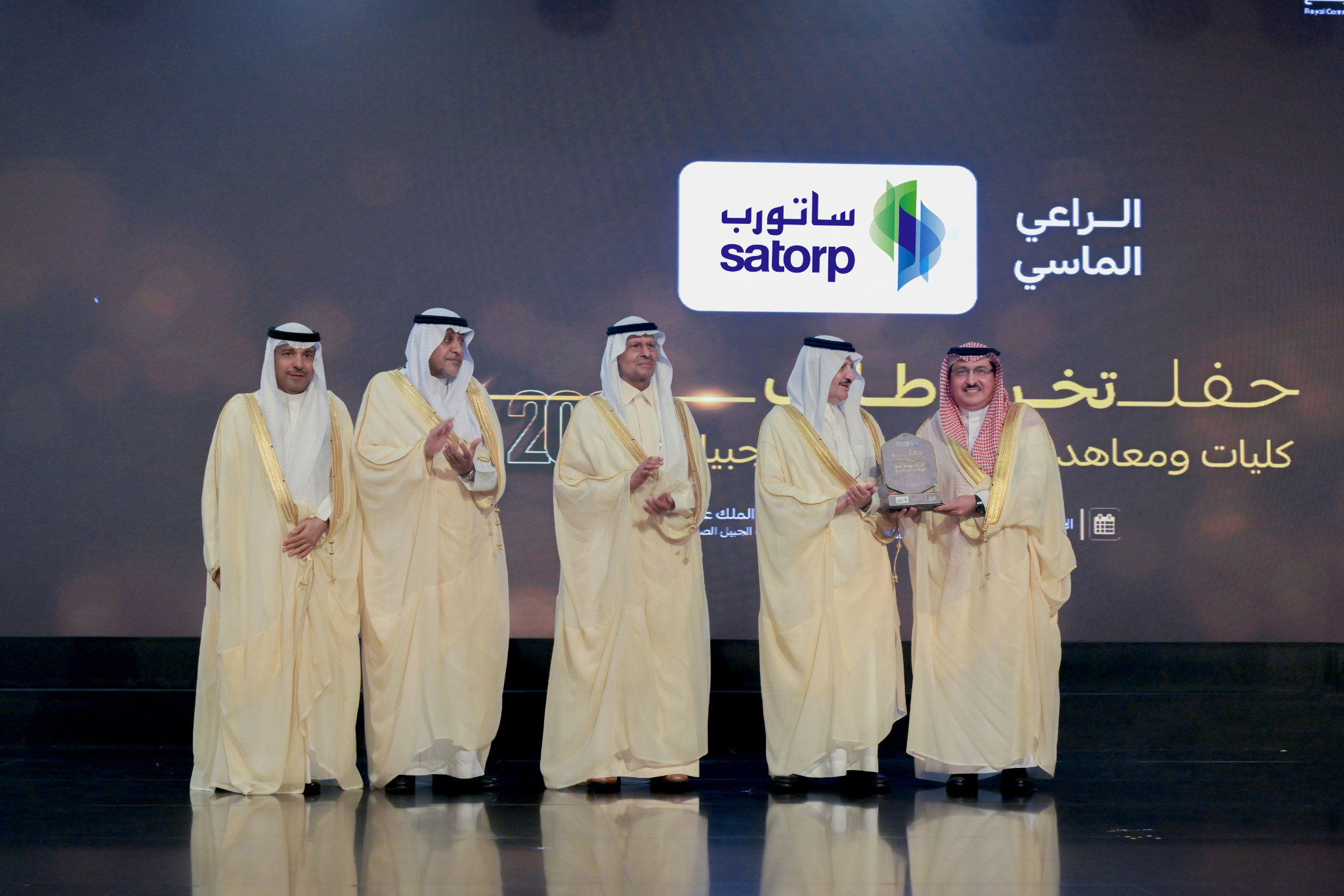 رعاية حفل تخريج طلاب وطالبات كليات ومعاهد الهيئة الملكية بالجبيل